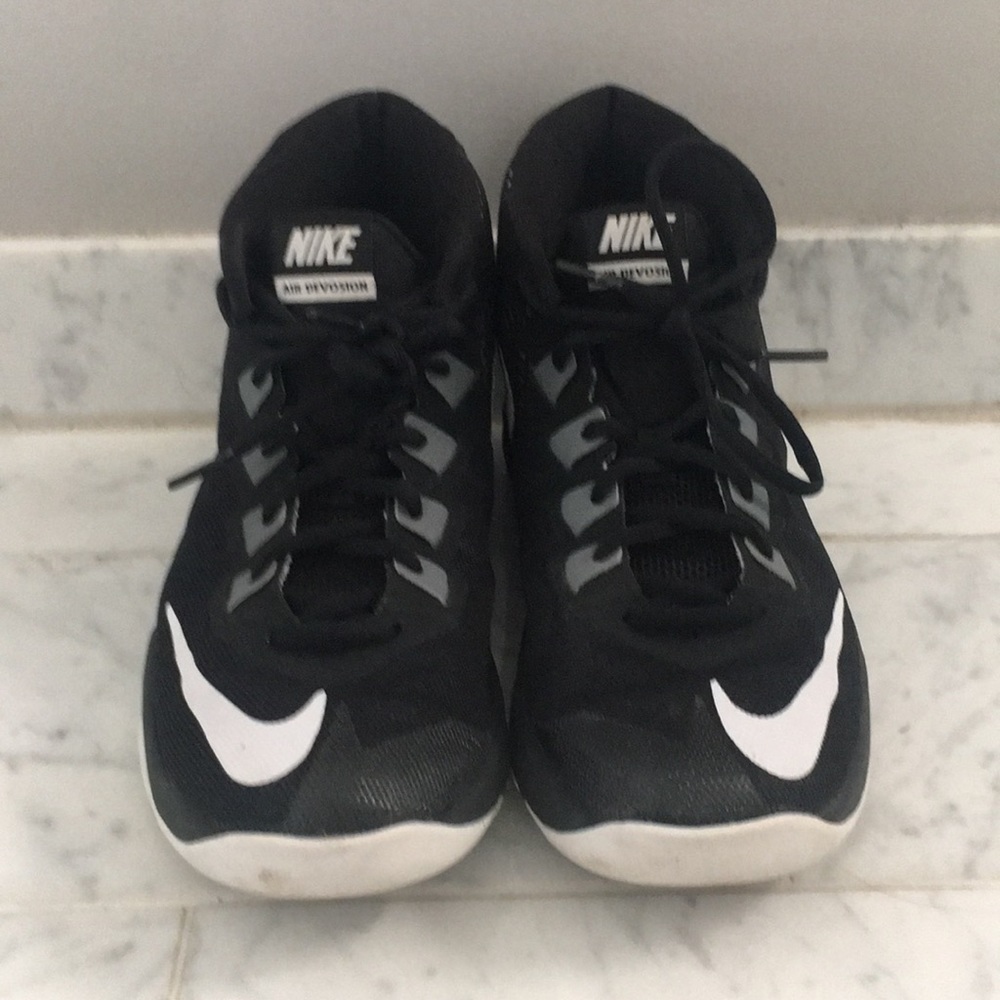 YOUTH Nike basketball hi-top sneaker
